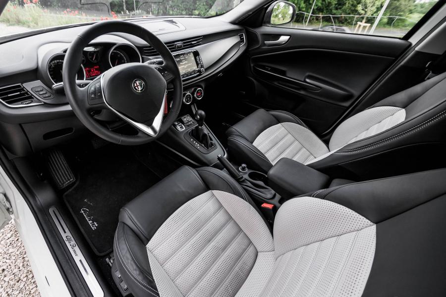 Интерьер Alfa Romeo Giulietta Collezione (940) 2015 года  (WW) (фото 4 из 14)